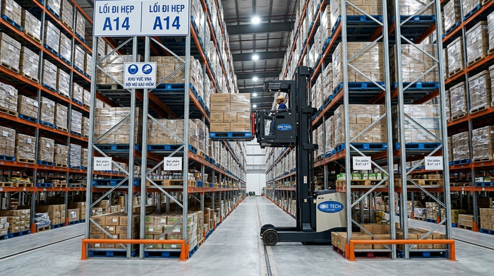 Turret truck vận hành trong hệ kệ VNA Turret truck lấy pallet trong lối đi hẹp của kho VNA